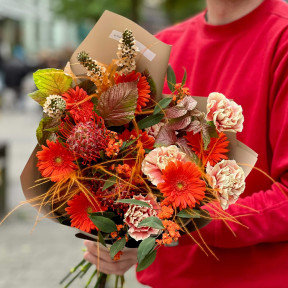 Яскравий екзотичний букет з еуфорбією та леукоспермумом «Жарптиця»