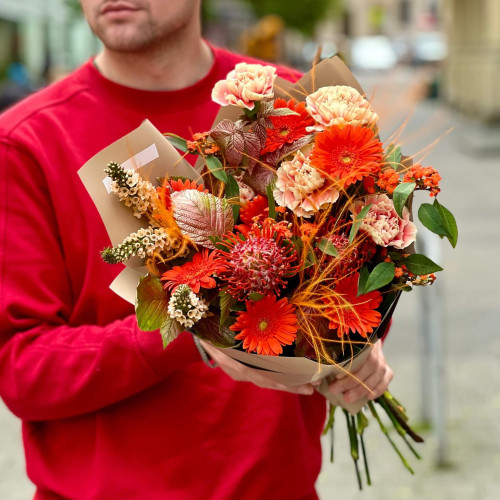 Яскравий екзотичний букет з еуфорбією та леукоспермумом «Жарптиця»