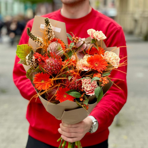 Яскравий екзотичний букет з еуфорбією та леукоспермумом «Жарптиця»