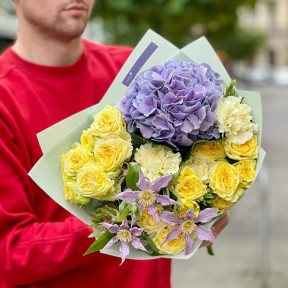 Ніжний букет з кущовою піоновидною трояндою та клематисом «Лимонно-чорничний тарт»