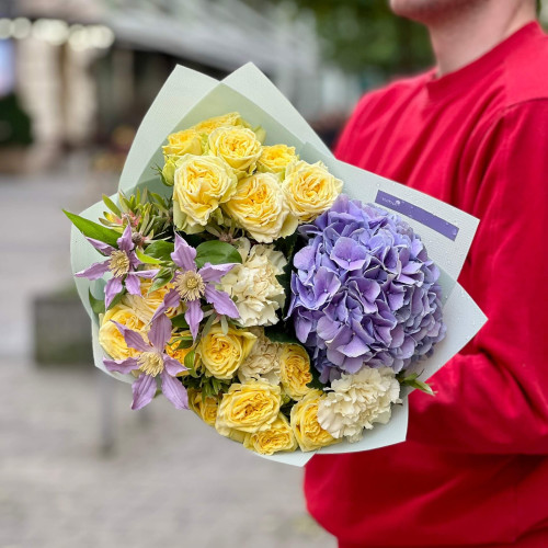 Ніжний букет з кущовою піоновидною трояндою та клематисом «Лимонно-чорничний тарт»