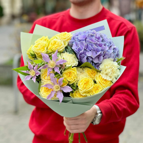 Ніжний букет з кущовою піоновидною трояндою та клематисом «Лимонно-чорничний тарт»