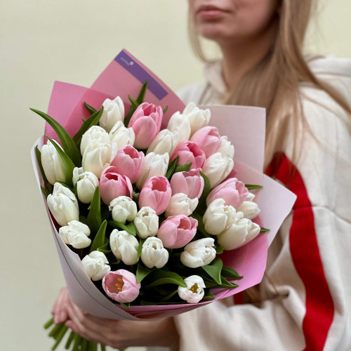 35 ніжних класичних тюльпанів у букеті «Делікатне сяйво»