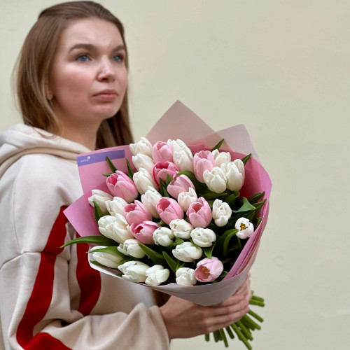 35 ніжних класичних тюльпанів у букеті «Делікатне сяйво»