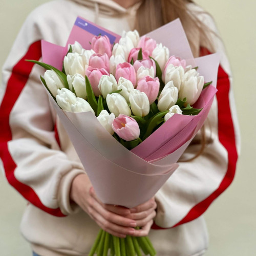 35 ніжних класичних тюльпанів у букеті «Делікатне сяйво»