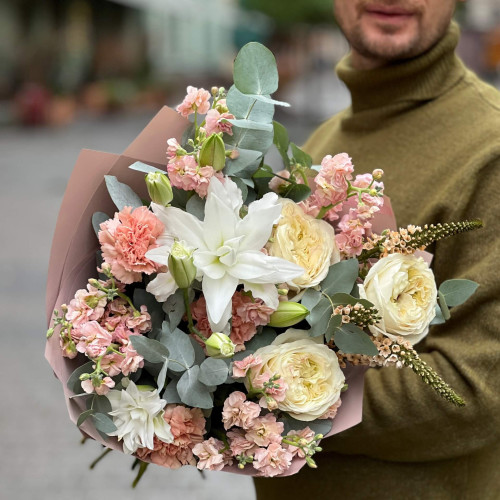 Ніжний букет з лілією «Білий персик»