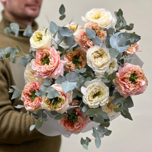 19 роскошных пионовидных роз сортов Vicky Gardens и Melon X-Pression в букете «Розовое торнадо»