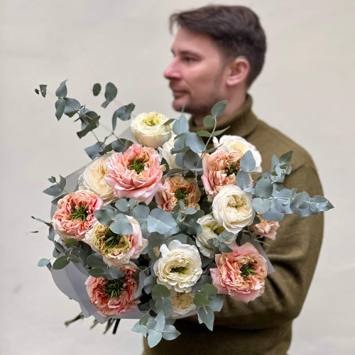 19 розкішних півонієвидних троянд сортів Vicky Gardens та Melon X-Pression у букеті «Трояндове торнадо»