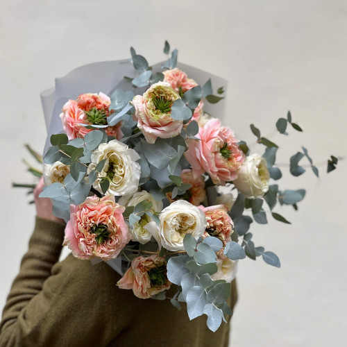 19 розкішних півонієвидних троянд сортів Vicky Gardens та Melon X-Pression у букеті «Трояндове торнадо»