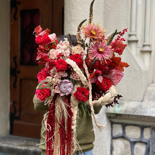 Надзвичайний стильний осінній букет «Рубінові каскади»