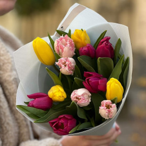 Мікс із 13 тюльпанів у букеті «Яскравий бурліск»