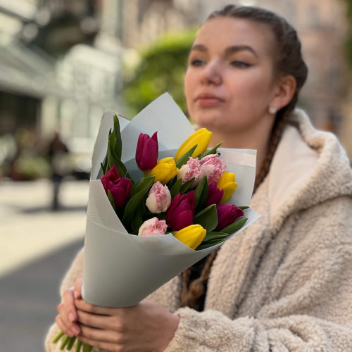 Мікс із 13 тюльпанів у букеті «Яскравий бурліск»