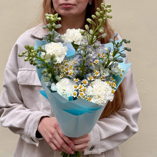 Ніжний букет з дельфініумом «Блакитний вітерець»