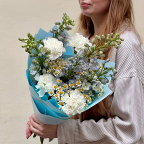 Ніжний букет з дельфініумом «Блакитний вітерець»