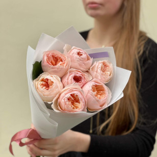 7 персикових півонієвидних троянд  Juliet у букеті «Закохані пелюстки»