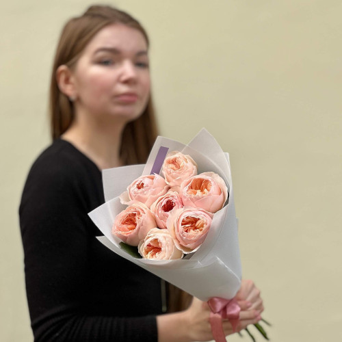 7 персикових півонієвидних троянд  Juliet у букеті «Закохані пелюстки»