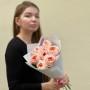 7 персикових півонієвидних троянд  Juliet у букеті «Закохані пелюстки»