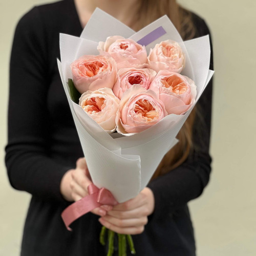 7 персикових півонієвидних троянд  Juliet у букеті «Закохані пелюстки»