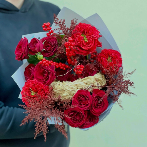 Яскравий букет у червоних відтінках «Терпкі ягідки»