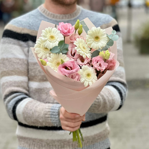 Нежный букет с герберами «Зефирная поляна»
