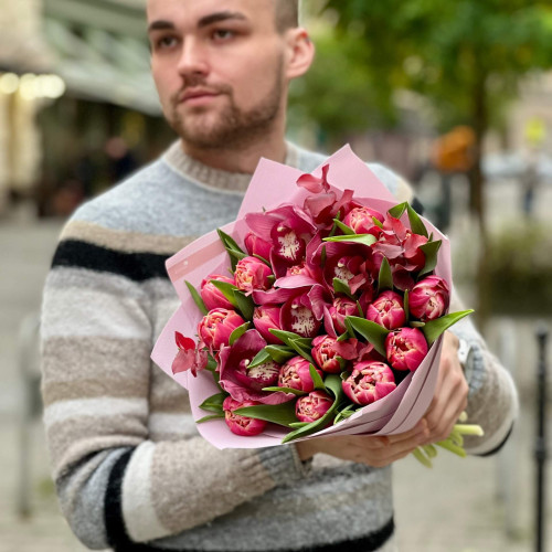 Цікавий букет з орхідеями «Тропічний десерт»