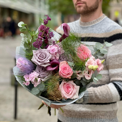 Незвичайний букет з ароматними трояндами Pink O’Hara «Фіалковий мороз»