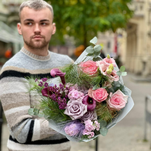 Незвичайний букет з ароматними трояндами Pink O’Hara «Фіалковий мороз»