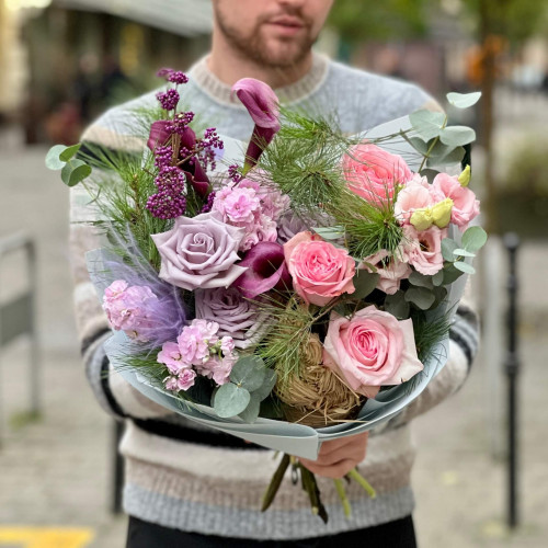 Незвичайний букет з ароматними трояндами Pink O’Hara «Фіалковий мороз»