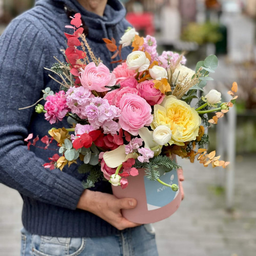 Вишукана композиція в коробці з ранункулюсами та нобілісом «Калейдоскопічний вітраж»