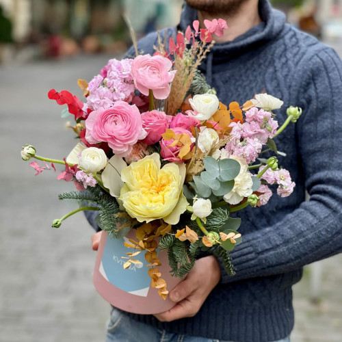 Вишукана композиція в коробці з ранункулюсами та нобілісом «Калейдоскопічний вітраж»