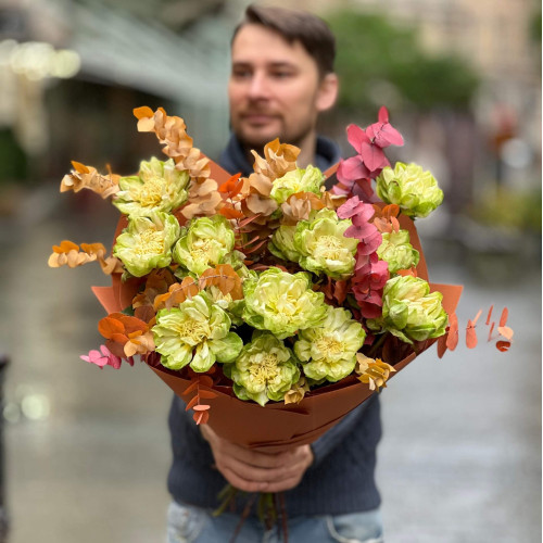 17 неймовірних троянд сорту Veggie у букеті «Зелений лотос»