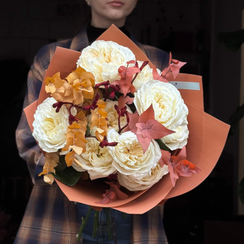 9 світлих півонієвидних троянд сорту Vicky Gardens у букеті «Чуттєвий листопад»