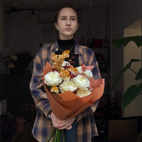 9 світлих півонієвидних троянд сорту Vicky Gardens у букеті «Чуттєвий листопад»