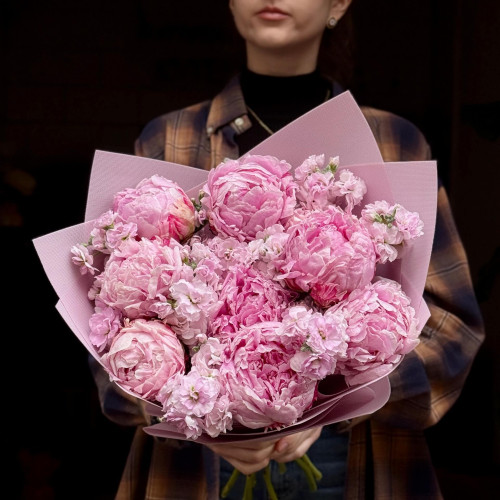 Ароматний букет із півоній Sarah Bernhardt та матіоли «Тендітні почуття»