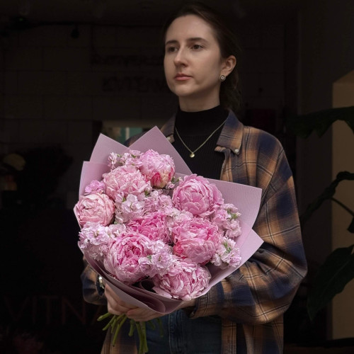 Ароматний букет із півоній Sarah Bernhardt та матіоли «Тендітні почуття»