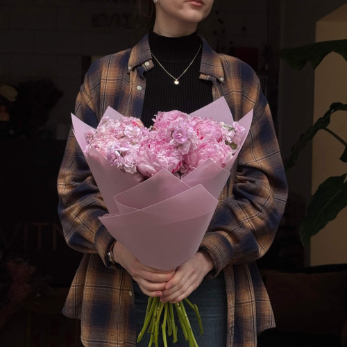 Ароматний букет із півоній Sarah Bernhardt та матіоли «Тендітні почуття»