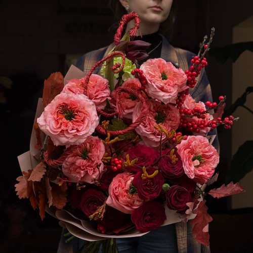 Розкішний фактурний букет з півонієвидними трояндами «Загадкові корали»