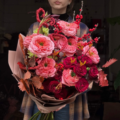 Розкішний фактурний букет з півонієвидними трояндами «Загадкові корали»