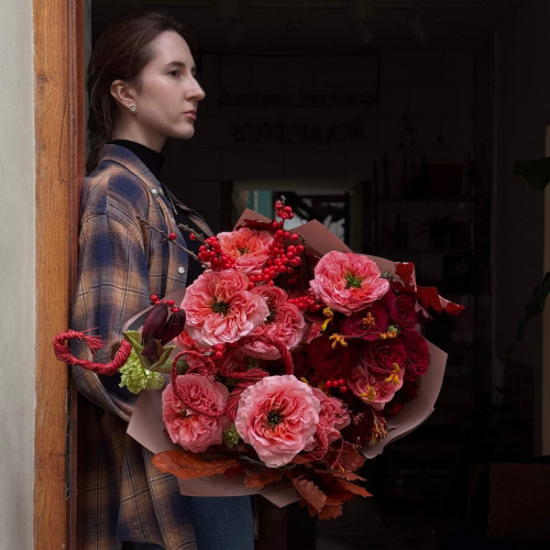 Розкішний фактурний букет з півонієвидними трояндами «Загадкові корали»