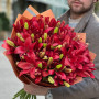 15 червоних лілій сорту Modena у букеті «Аромат пристрасті»