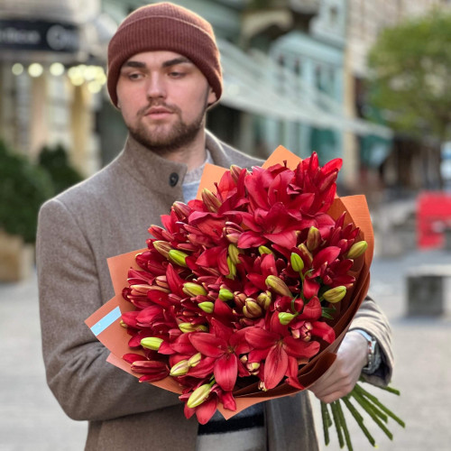 15 червоних лілій сорту Modena у букеті «Аромат пристрасті»