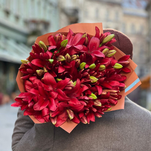 15 червоних лілій сорту Modena у букеті «Аромат пристрасті»