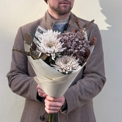 Незвичайний осінній букет з хризантемою «Морозний листопад»