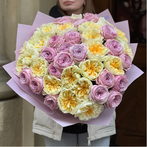 Розкішний світлий букет із 43 півонієвидних троянд Antonia та Peony Kiss «Сонячний дотик»