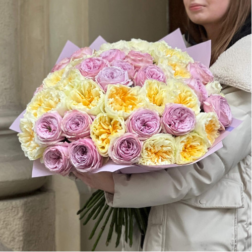 Розкішний світлий букет із 43 півонієвидних троянд Antonia та Peony Kiss «Сонячний дотик»