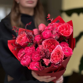 Яскравий букет з півонієподібними трояндами «Соковита малина»