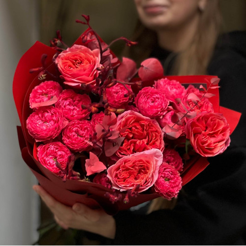 Яскравий букет з півонієподібними трояндами «Соковита малина»