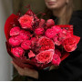 Яскравий букет з півонієподібними трояндами «Соковита малина»