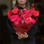 Яскравий букет з півонієподібними трояндами «Соковита малина»