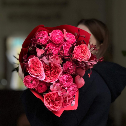 Яскравий букет з півонієподібними трояндами «Соковита малина»